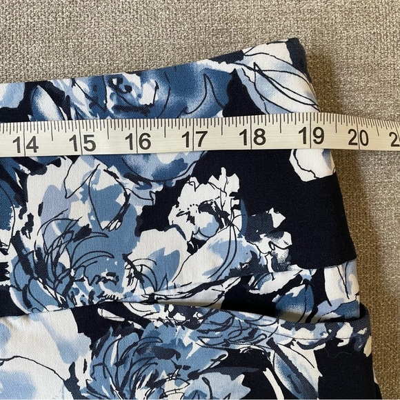 SC & Co Blue White Floral Pockets Stretch Tummy Control Wide Band Waist Skort - Picture 8 of 9